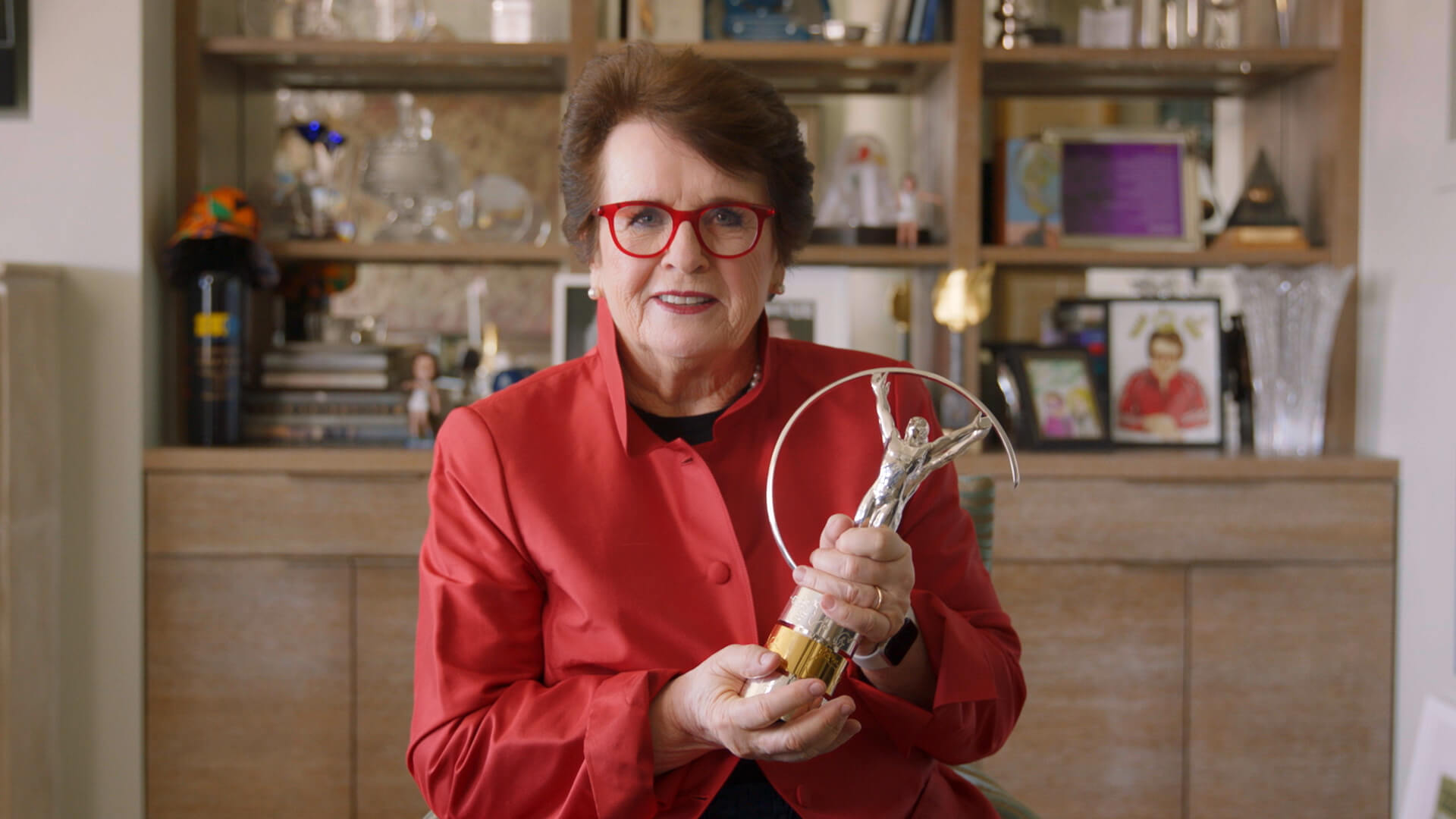 2021_LIFETIME-AWARD-BILLIE-JEAN-KING-WITH-STATUETTE